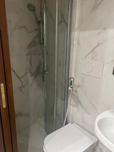 y baño con ducha, aseo y lavamanos. en Rm guest house 2, en Roma