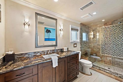 La salle de bains est pourvue d'un lavabo, de toilettes et d'un miroir. dans l'établissement Villa D'Arte at the Retreat in Laguna Beach, à Laguna Beach