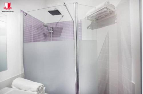 W łazience znajduje się prysznic ze szklanymi drzwiami. w obiekcie Chianurré w mieście Partinico