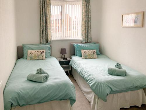 錫豪西斯的住宿－艾丹鄉村別墅，带窗户的客房内设有两张单人床。