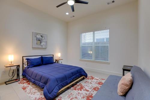 1 dormitorio con 1 cama azul y 1 sofá en 3-Story Home Near Museums, Nightlife and Downtown! en Houston