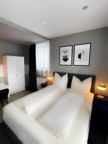 Una cama o camas en una habitación de mala me Hotel