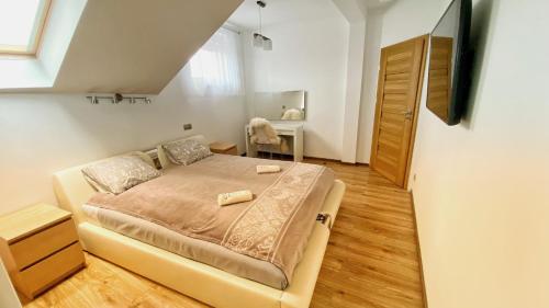 een slaapkamer met een groot bed in een kamer bij Apartament Premium Skawina in Skawina