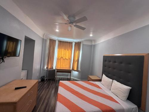 Postel nebo postele na pokoji v ubytování Winsor Hotel