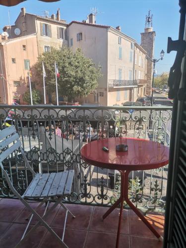 einen Tisch und Stühle auf dem Balkon in der Unterkunft Appartement cozy au cœur du village in Roquebrune-sur-Argens