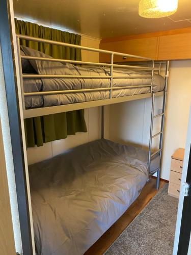 Poschodová posteľ alebo postele v izbe v ubytovaní Bazanmoes Shed No: 49