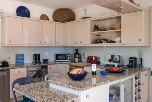 Η κουζίνα ή μικρή κουζίνα στο Meia Lua - Your Private Artsy Paradise Overlooking the Ria Formosa with pool and sea views near Barril beach, Tavira