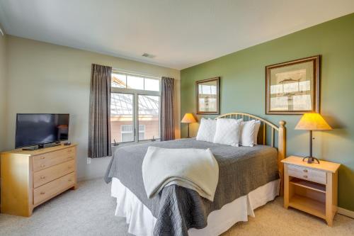 una camera da letto con un letto, una televisione e una finestra di Ski-InandSki-Out! Cozy Bellaire Resort Retreat! a Bellaire