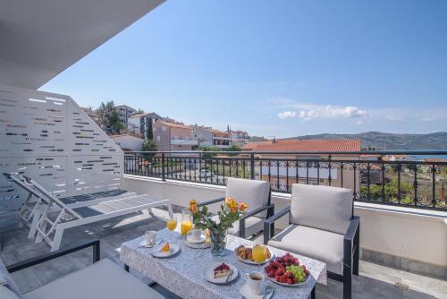 Balkoni atau teres di Villa Barbara & Zoran with heated swimming pool
