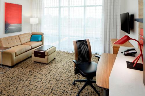 ein Wohnzimmer mit einem Sofa und einem Stuhl in der Unterkunft TownePlace Suites by Marriott Columbus Easton Area in Columbus