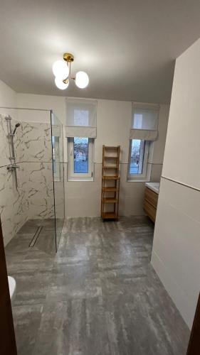 an empty room with a shower and a bathroom at Przystań Wilkasy in Wilkasy