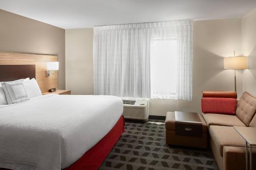 Habitación de hotel con cama y sofá en TownePlace Suites by Marriott Danville, en Danville