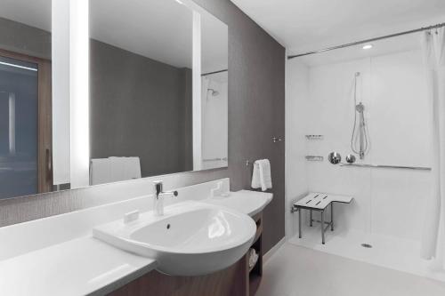 ein weißes Bad mit einem Waschbecken und einer Dusche in der Unterkunft SpringHill Suites by Marriott Auburn in Auburn