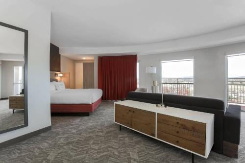 ein Hotelzimmer mit einem Bett und einem Sofa in der Unterkunft SpringHill Suites by Marriott Auburn in Auburn