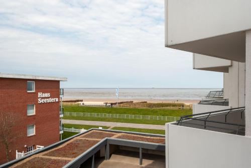 Blick auf den Strand vom Balkon eines Gebäudes in der Unterkunft Haus Hanseatic, Wohnung 302 in Duhnen