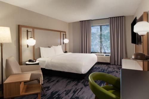 チャールストンにあるFairfield Inn & Suites by Marriott Charlestonのベッドと窓が備わるホテルルーム