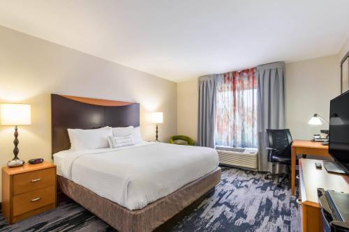 a hotel room with a bed and a television at Fairfield Inn & Suites Columbia in Columbia