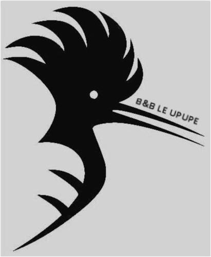 a black and white image of a bird flying at leupupe relax cultura mare monti in Cascina