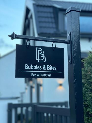 Un certificado, premio, letrero u otro documento en B&B Bubbles&Bites