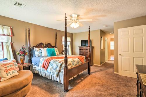 מיטה או מיטות בחדר ב-Charming Craftsman Home in Downtown Bartlesville!