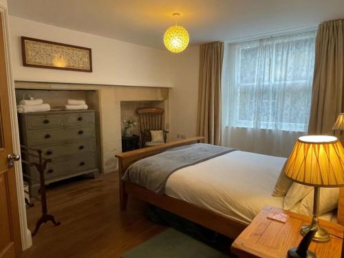 1 dormitorio con 1 cama, vestidor y lámpara en Beautiful 3 Bed Basement Flat With Garden, en Bath