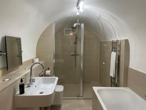 y baño con ducha, lavabo y aseo. en Beautiful 3 Bed Basement Flat With Garden, en Bath