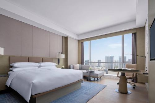 Ένα ή περισσότερα κρεβάτια σε δωμάτιο στο Baotou Marriott Hotel