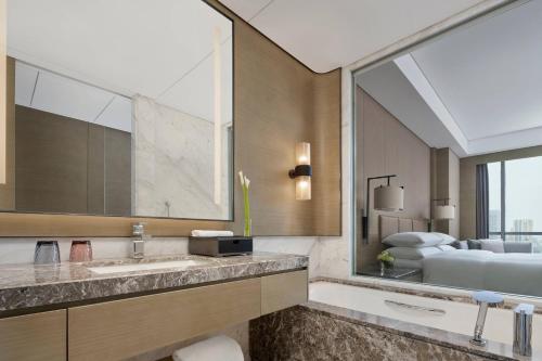 Ένα ή περισσότερα κρεβάτια σε δωμάτιο στο Baotou Marriott Hotel