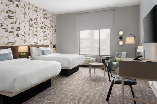 um quarto de hotel com duas camas e uma secretária em TownePlace Suites by Marriott Ocala em Rolling Ranches