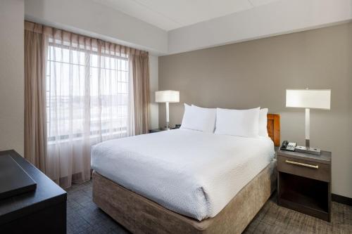 pokój hotelowy z łóżkiem i oknem w obiekcie Residence Inn by Marriott Chicago Oak Brook w mieście Oak Brook