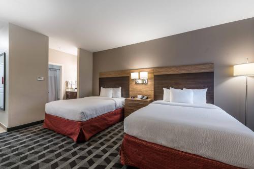 a hotel room with two beds and two lamps at TownePlace Suites by Marriott New Orleans Harvey/West Bank in Harvey