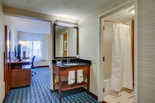 Baño del hotel con lavabo y espejo en Fairfield Inn Boston Woburn, en Woburn