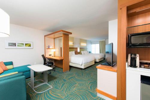 een hotelkamer met een bed en een bank bij SpringHill Suites Houston Sugarland in Sugar Land