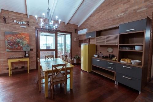 Ett kök eller pentry på Otima casa com WiFi e lareira Bento Goncalves RS