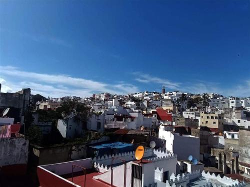 Blick auf eine Stadt mit weißen Gebäuden in der Unterkunft Dar Mora in Tangier