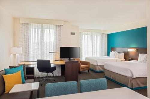pokój hotelowy z dwoma łóżkami i telewizorem w obiekcie Residence Inn by Marriott Boston Braintree w mieście Braintree