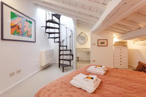 ローマにあるRome as you feel - Baullari with terraceのベッドルーム1室(ベッド1台付)、螺旋階段