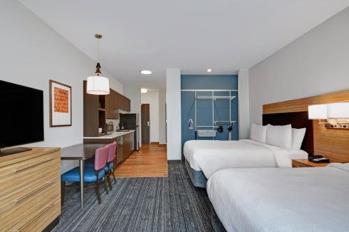 una camera d'albergo con due letti e una cucina di TownePlace Suites by Marriott Columbus Dublin a Dublin