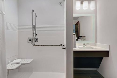 uma casa de banho com um lavatório e um espelho em TownePlace Suites by Marriott Columbus Dublin em Dublin