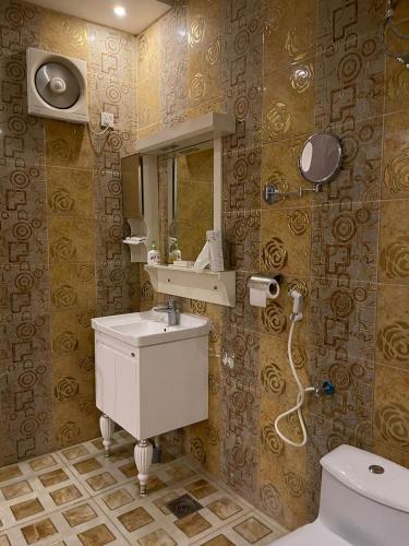 a bathroom with a sink and a mirror and a toilet at فندق مرسى جيزان in Jazan