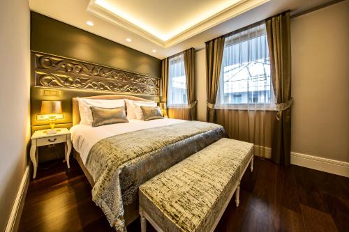 A bed or beds in a room at Prestige Hotel Budapest