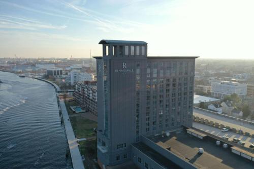 un edificio alto junto a un cuerpo de agua en Renaissance Portsmouth-Norfolk Waterfront Hotel, en Portsmouth