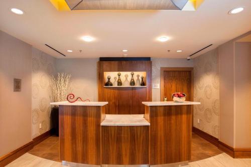 The lobby or reception area at Courtyard by Marriott Ithaca Airport/University