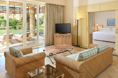 TV a/nebo společenská místnost v ubytování Sheraton Soma Bay Resort