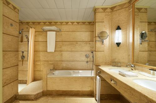 y baño con bañera y lavamanos. en Sheraton Soma Bay Resort, en Hurghada