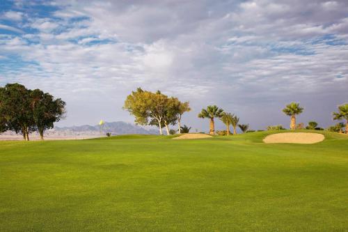 Golf v rezortu nebo okolí