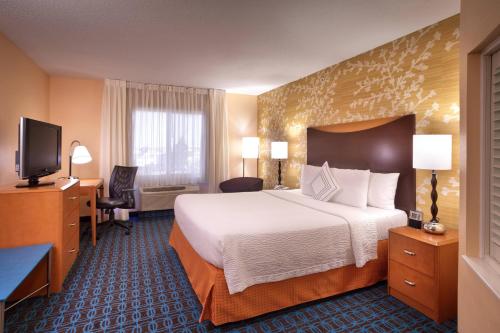 um quarto de hotel com uma cama grande e uma televisão em Fairfield Inn & Suites by Marriott Gillette em Gillette