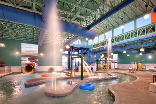 einen großen Indoor-Wasserpark mit einer Wasserrutsche in der Unterkunft Fairfield Inn & Suites by Marriott Gillette in Gillette