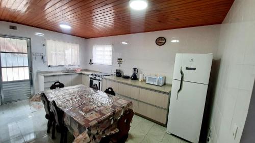 Η κουζίνα ή μικρή κουζίνα στο Casa Campos do Jordão