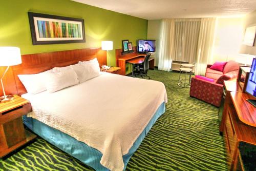 um quarto de hotel com uma cama, uma secretária e uma cadeira em Fairfield Inn Boise Airport em Boise